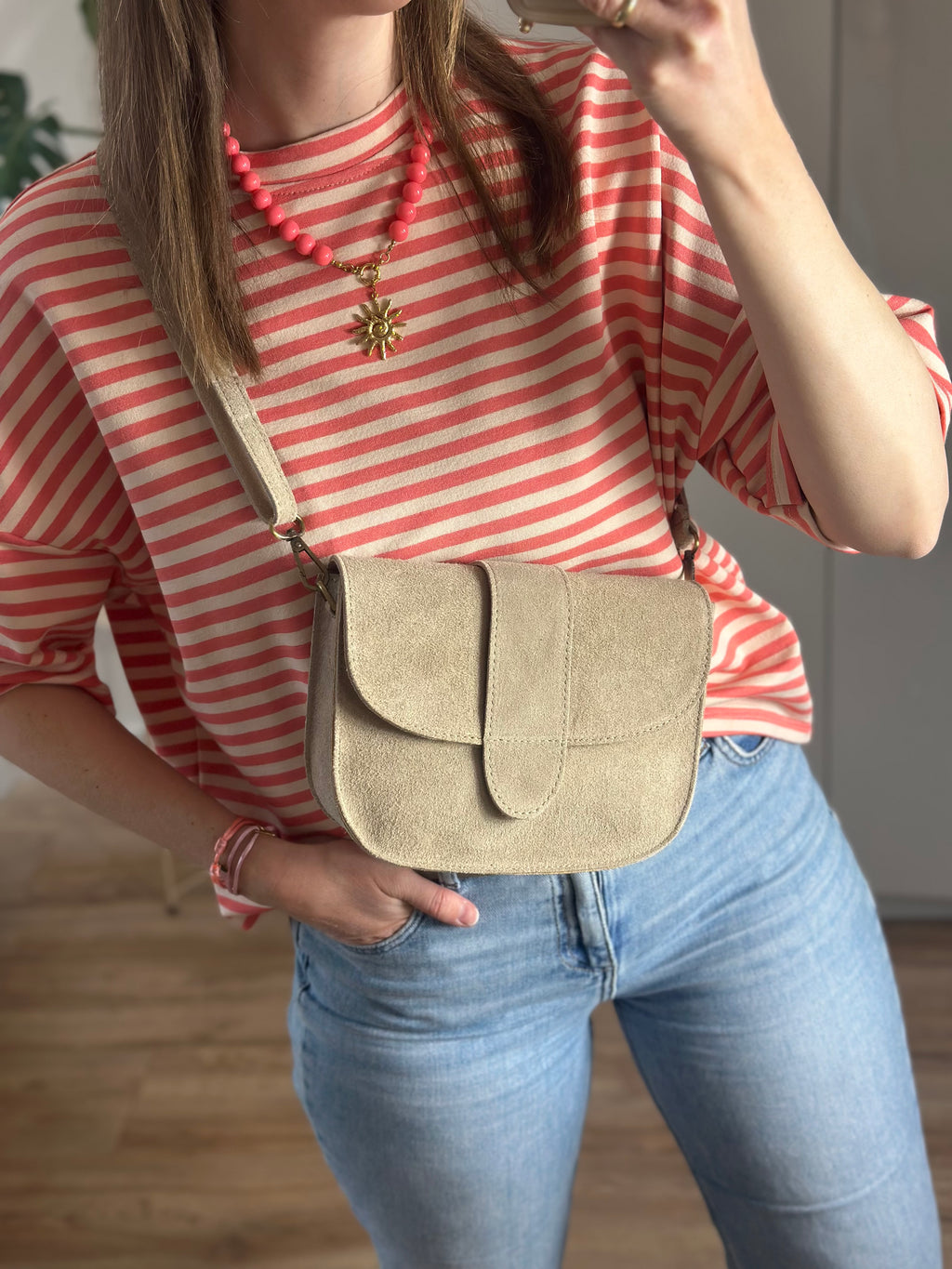 gestreept zalmroze t shirt beige tas maen conceptstore suede